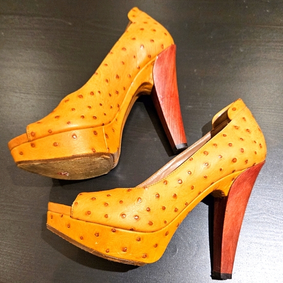 Ugg. High heels. Genuine leather. Size 6 women. Orange brown. Barely used - Picture 2 of 4